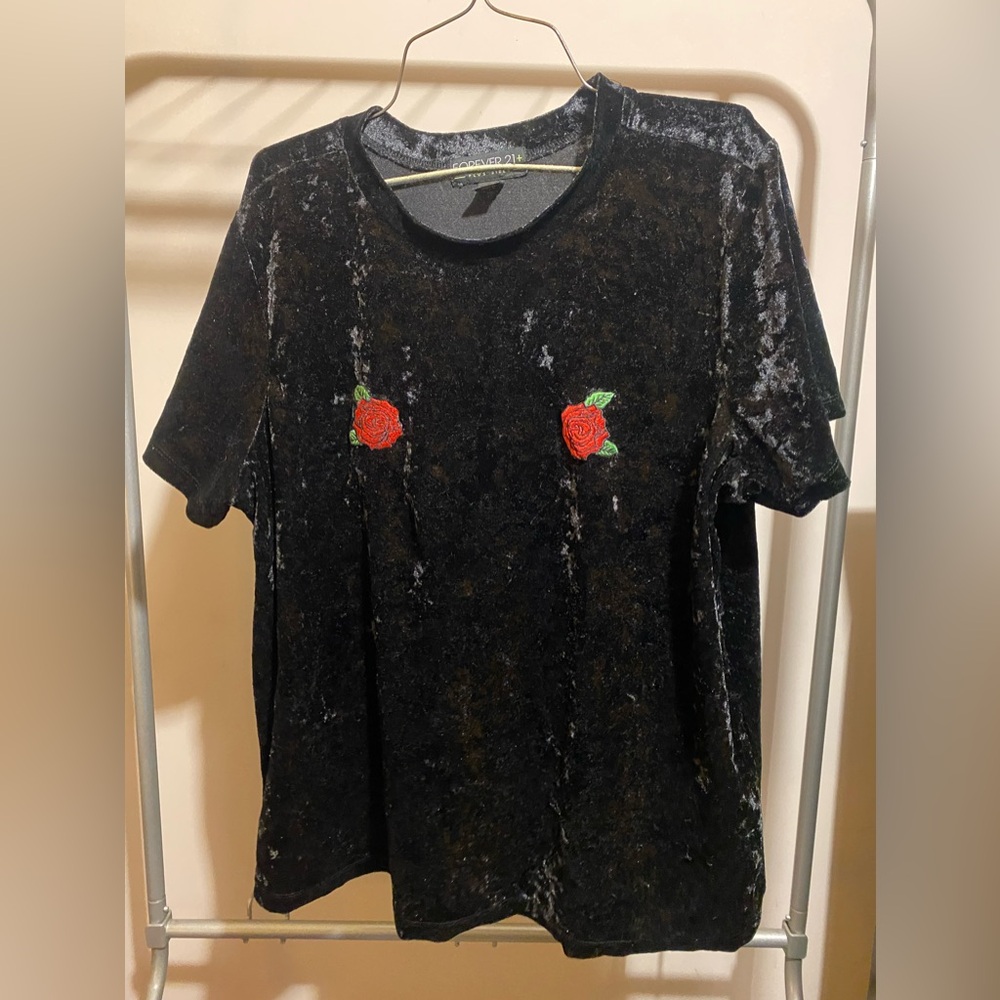 Black velvet short sleeve top, two red roses on the front